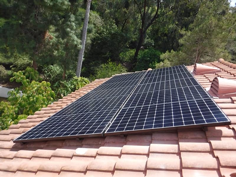 Jorge was able to save over $27,000 with his 4.4 kW solar system generating 6,084 kWh per year on his home in San Diego, California.